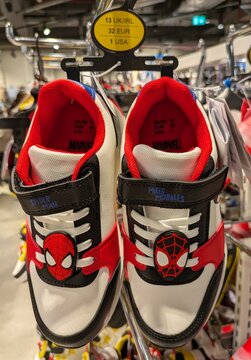 Expositor con playeras de Spiderman en tienda Primark, Madrid, Espa&ntilde;a, 9 de enero de 2026