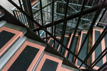 Obraz premium 仮設足場の階段と踊り場 点検・補修作業の現場 広告用背景