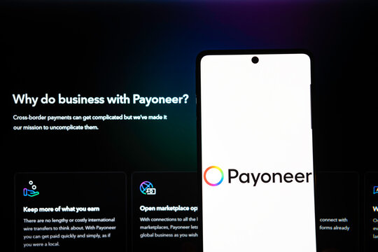 Payoneer logo on smartphone infront of their website. Link&ouml;ping, &Ouml;sterg&ouml;tland, Sweden. 01-19-2026.