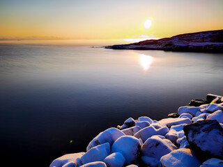 Obraz premium Sunset over the snow-covered shores of Lake in Helsinki