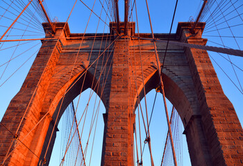 Naklejka premium The Brooklyn Bridge is one of the oldest suspension bridges in the United States. Completed in 1883, it connects the New York City boroughs of Manhattan and Brooklyn by spanning the East River.