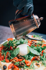 Mettere olio su pizza