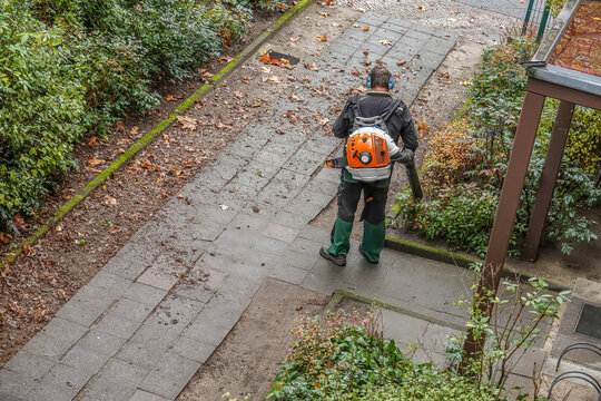 Arbeiter mit Laubbl&auml;ser