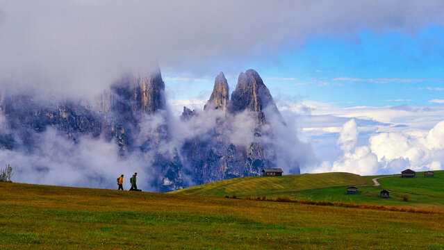 Wanderer vor dem wolkenverhangenem Schlernmassiv