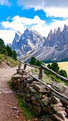 auf dem Panoramaweg zur Brogles H&uuml;tte mit Blick auf die Geislerspitzen