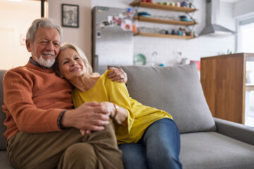 Obraz premium Senior Couple Embracing During Quiet Time on Couch