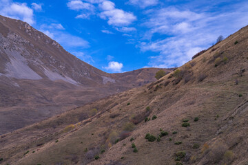 Naklejka premium Mountain landscape with blue sky and clouds.