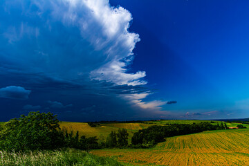 Arrivée d'une perturbation nuageuse et orageuse dans la campagne du sud de la France