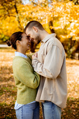 Fototapeta premium Couple enjoying a joyful moment together in a vibrant autumn park