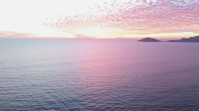 Vista aerea de atardecer, mostrando nubes naranjas, ideal para paisajes, viajes o estilo de vida.