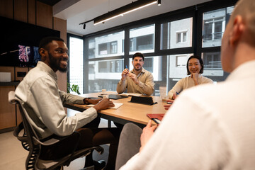 Obraz premium Diverse business team collaborating during office meeting