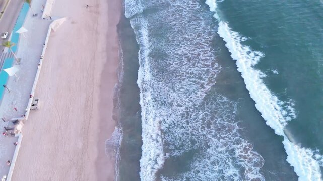 Vista del malecon y mar del pacifico, panoramica de paisaje costero.