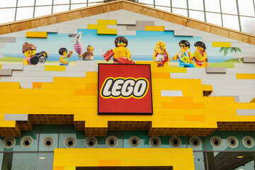 Obraz premium Singapore - January 7, 2026: LEGO store in Singapore. The store features a bright exterior with colorful designs and fun characters, inviting people to explore the world of building and play.