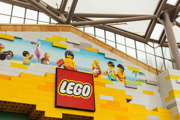 Obraz premium Singapore - January 7, 2026: LEGO store in Singapore. The store features a bright exterior with colorful designs and fun characters, inviting people to explore the world of building and play.
