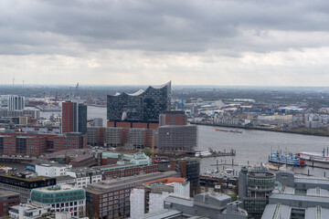 Obraz premium Elbphilharmonie and Hamburg cityscape on cloudy day