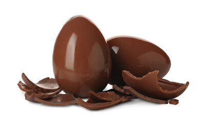 Obraz premium Whole and broken chocolate eggs isolated on white. Happy Easter