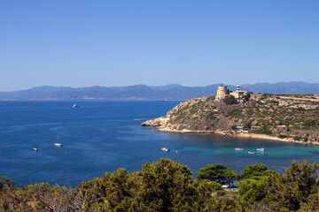 Veduta della spiaggia di Cagliari con torretta in pietra. Cielo e mare azzurri e limpidi. Atmosfera estiva di viaggio. © Silvia
