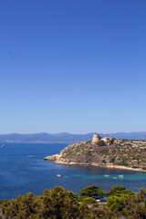Veduta della spiaggia di Cagliari con torretta in pietra. Cielo e mare azzurri e limpidi. Atmosfera estiva di viaggio. © Silvia