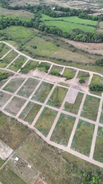 Vuelo panor&aacute;mico sobre terreno rural listo para construcci&oacute;n