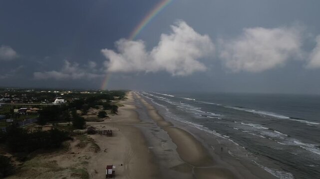 Arco-&iacute;ris no fim de tarde na praia