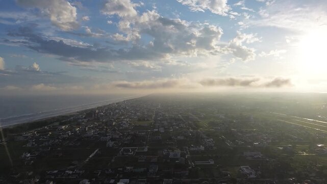 C&eacute;u sob nuvens e um lindo por do sol ao entardecer