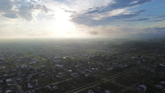 Fim de tarde com c&eacute;u entre nuvens e por do sol