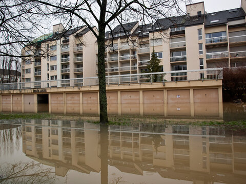 inondation dans une zone r&eacute;sidentielle urbaine avec reflets des immeubles dans l'eau