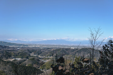 日本：石尊山／奥中央にに赤城山を望む景色【外秩父七峰縦走ハイキングコース】埼玉県小川町