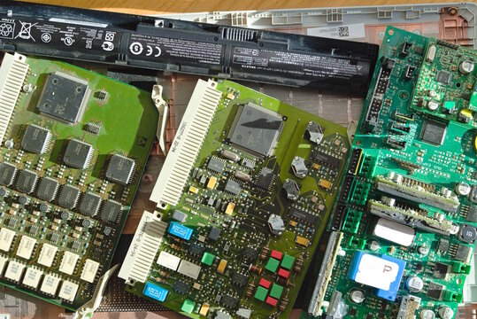 Platine mit zahlreichen elektronischen Bauteilen - IT