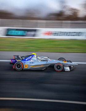 M&eacute;xico, Ciudad de M&eacute;xico  - Enero 10,2026: Coche el&eacute;ctrico de Formula E de Porsche corre en el circuito del Autodromo Hermanos Rodr&iacute;guez.