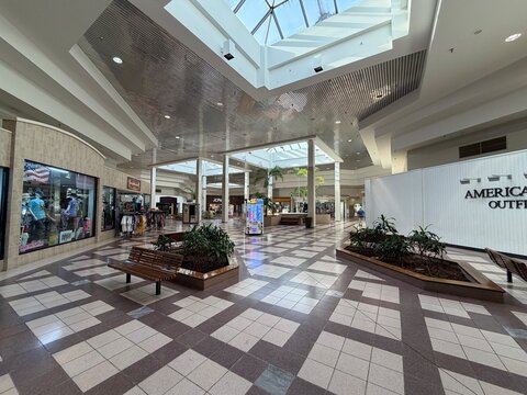 Lakeland Mall seating area and sun roof