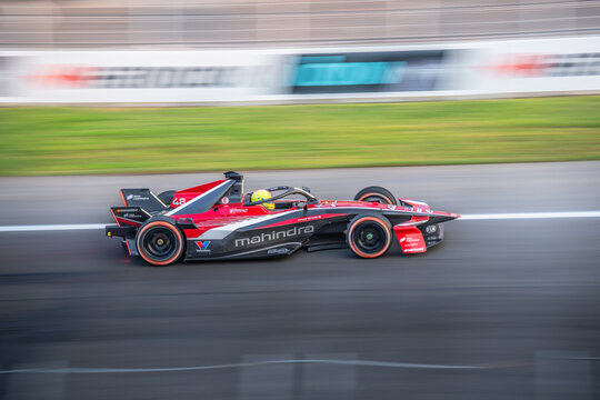 M&eacute;xico, Ciudad de M&eacute;xico  - Enero 10,2026: Coche el&eacute;ctrico de Formula E de Mahindra corre en el circuito del Autodromo Hermanos Rodr&iacute;guez.