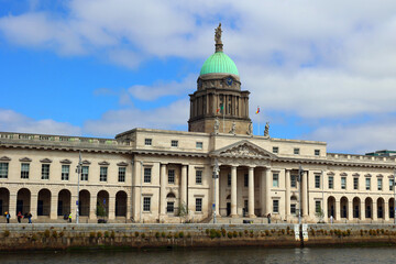 Obraz premium DUBLIN REPUBLIC OF IRELAND. The Custom House is a neoclassical 18th century building in Dublin, Ireland which houses the Department of Housing, Local Government and Heritage. 