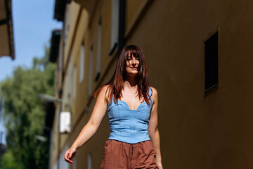 Naklejka premium Young caucasian female walking outdoors in stylish outfit