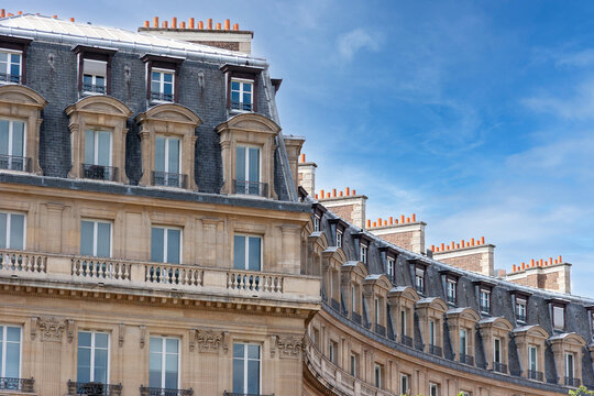 Curved building adjacent to Bourse de Commerce along Rue de Viarmes, Paris