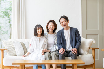 ソファに座る家族