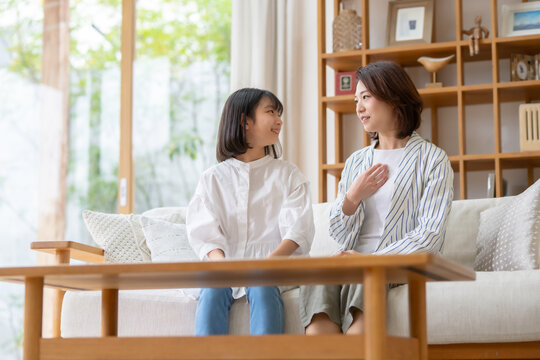 お母さんと話す子供