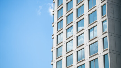 ビルの窓に空が映る