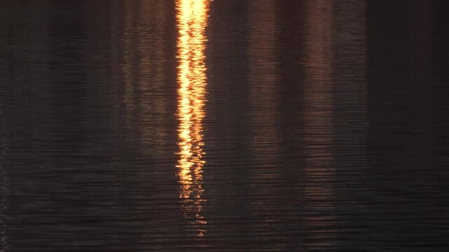 湖畔に反射するやわらかな太陽光と水面のゆらぎ｜せせらぎに包まれる憧憬の情景
