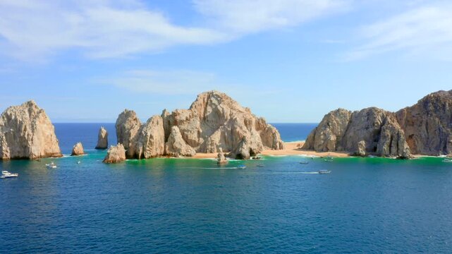 El Arco de Cabo San Lucas es una formaci&oacute;n rocosa ic&oacute;nica en Baja California Sur, M&eacute;xico, donde se unen el Oc&eacute;ano Pac&iacute;fico y el Mar de Cort&eacute;s.