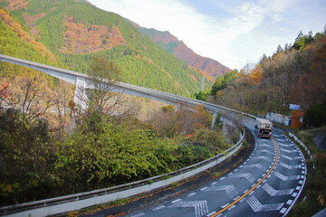 ループ橋を走行する大型トラック