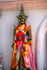 Obraz premium The backdrop of sculptures and artworks at tourist attractions, such as snakes, nagas, Buddha statues, and models, reflects the antiquity and stories of the place, making it captivating.