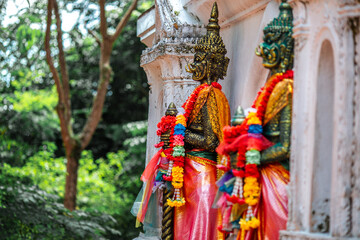 The backdrop of sculptures and artworks at tourist attractions, such as snakes, nagas, Buddha statues, and models, reflects the antiquity and stories of the place, making it captivating.