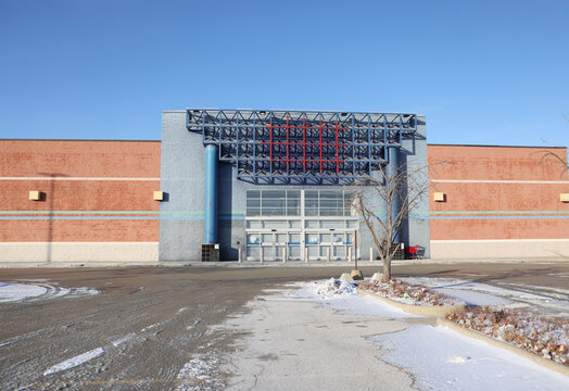 Closed electronics retail store within a parking lot