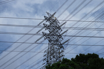 交差する高圧送電線と鉄塔