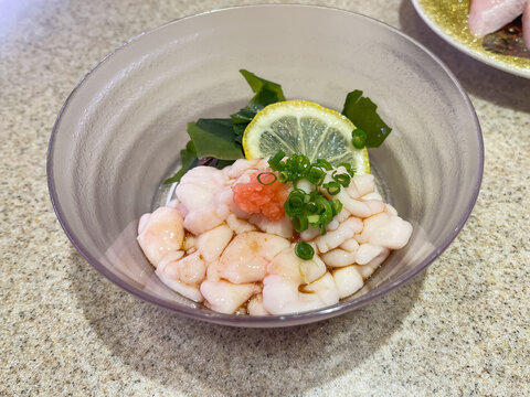 新鮮な真鱈の白子の刺身。ポン酢と薬味で。