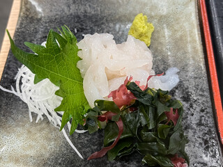 日本の富山県で有名な白えびのお刺身。