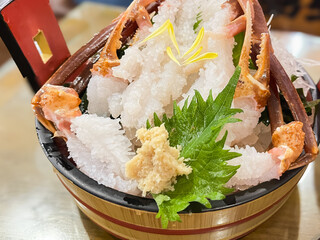 新鮮な本ズワイガニの刺身盛り。