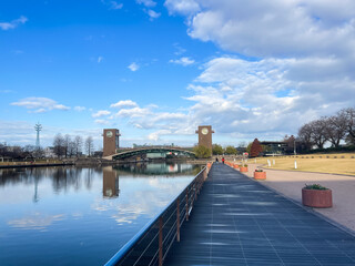 富山県富山市にある富岩運河環水公園の運河。水面に反射する美しい冬の景色。