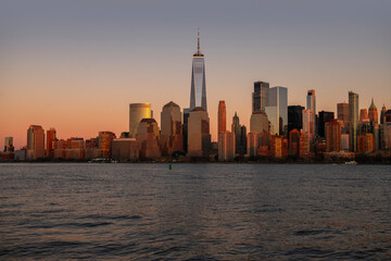 Obraz premium NYC with Manhattan in sunset. New York iconic skyline. New York skyline city. New York landmark panorama. New York downtown cityscape.